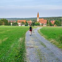 Der Höhenort Aichelberg mit seinem markanten Kirchturm