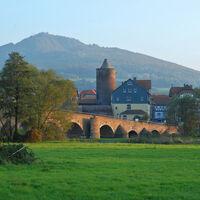 Werrabrücke Vacha mit Öchsenberg im Hintergrund