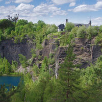 Alte Schächte im Tagebau des Schieferbruchs