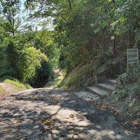 Rechts zu Fuß zur Kreuzigungsgruppe am Kalvarienberg