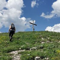 Zum Gipfelkreuz am Gschaidberg_Naturpark Almenland_Oststeiermark