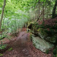 Über Pfade und an Felsen vorbei
