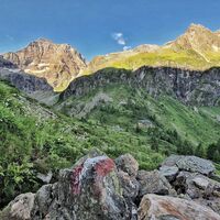 Blick zur Gollinghütte - hinten der Hochgolling im Morgenlicht