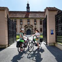 Vor dem Schloss Külml