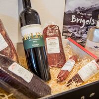 Das Foto zeigt eine Geschenkbox der Metzgerei Schmed in Brigels