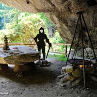 Der Barbarossa-Tisch, unter einem gewaltigen, eindrucksvoll auskragenden Felsen, ist auch heute noch zu sehen.