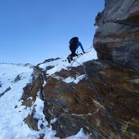 Im Frühwinter, oder bei geringer Schneelage, wenn die im festen Fels angelegten Versicherungen frei liegen, wird man diese für den Aufstieg nützen.