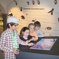 Kinder beim Blumenbuch im Museum im Lavanthaus