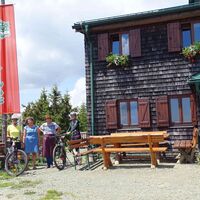 Schutzhaus erreicht - mit Hüttenwirtin Frieda
