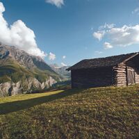 Typische Ställe im Safiental mit Schindeldach