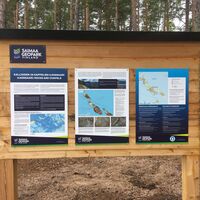 Saimaa Geopark-Wegweiser am Sandstrand von Ilkonsaari