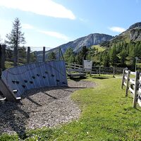 Die Kinderkletterwand und der Gamskogel im Hintergrund.