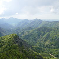 Katzenstein und Traunstein im Hintergrund, darunter liegt Grünau im Almtal