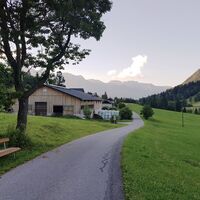 Vorbei am Rojerhof im Obertal