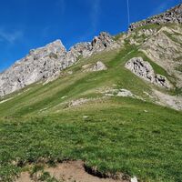 Blick auf den nun kommenden weglosen Aufstieg übers Gras zum Gipfel