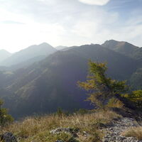 Blick in die Seckauer Tauern mit hartem Gegenlicht