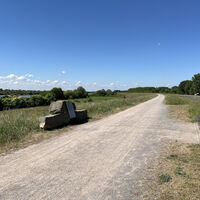 Deichweg am Gedenkstein Leichenhäuschen