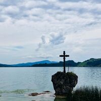 Kreuzstein am Mondsee mit Drachenwand und Kolomannsberg im Hintergrund