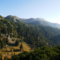 Blick zurück zur Häuslalm und zum Zinken