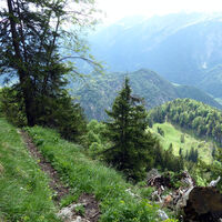 Der abschließende Felssteig mit Tiefblick auf die Lehngriesalm.