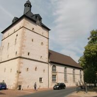 Die Altstadtkirche St. Mariae-Jakobi in Salzgitter-Bad mit Wehrturm und Anbau