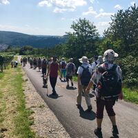 Pilger auf dem Weg ins Remstal mit Blick auf den Schurwald