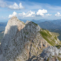 Kainradlturm (2104 m), links dahinter der Koschutnikturm (2136 m).