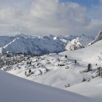 am Tourenlehrpfad Rofan - Blick zur Rofan Seilbahn Bergstation