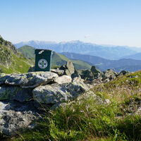 Gipfelbuchbox mit dem Hochstein im Hintergrund