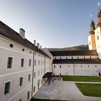 jufa-hotel-stift-gurk-in-der-morgensonne