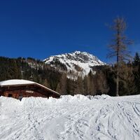 Die Rettensteinhütte am Fuß des Rötelsteins.