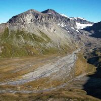 Unterer Segnesboden mit oberen Segnesboden im Hintergrund des Bildes