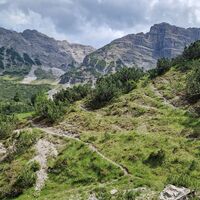 Hier sieht man den Weg, der vom Bachbett heraus hinauf zu dem schönen grünen Hochplateau hochsteigt (1580m). Hier auch wie beschrieben die letzten ausgeschnittenen Latschen. Weiter oben machen die Latschen auch keine Probleme mehr.
