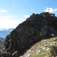 13Gipfel mit Drahtseilsicherung.jpg