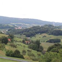 Ausblick in Richtung Stradner Kogel und Trautmannsdorf mit Pfarrkirche