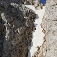 die Gipfelrinne kann bei mehr Schnee unangenehm werden, da sich dann das gesamte Seil unter Schnee befinden kann