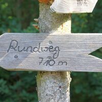 Hinweisschild Rollstuhlwanderweg