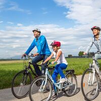 Familie am Eurovelo 9 - Thermenradweg