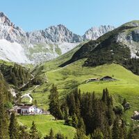 Wettersteinhuette (l) und Wangalm (r) im Wettersteingebirge.jpg
