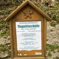 Motivierende Ankündigungstafel der Einkehr am Zielpunkt