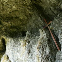 auch ein Kreuz ist in der Höhle befestigt
