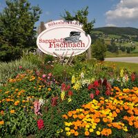 Ortstafel Fischbach mit Blumen_Oststeiermark