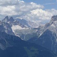 Halb links die Drei Zinnen rechts dahinter der Monte Cristallo.