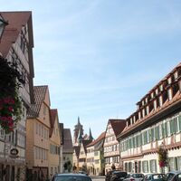 Stuttgarter Straße mit Fachwerkhäusern und Spital