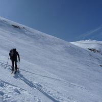 Wir queren durch 35° bis 40° steiles Gelände hinüber auf den Südwestgrat