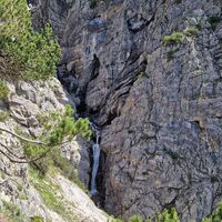 Schlucht mit Wasserfall beim Abstieg.