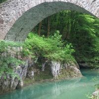 Steinbrücke mit Grotte