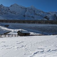 Sommerparkplatz unter der Staumauer des Serrù