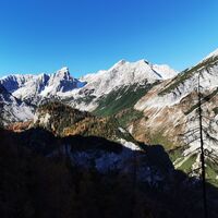 Blick in das herbstliche Halltal