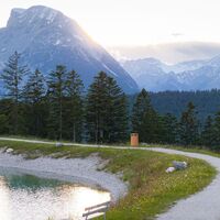 Drohnenaufnahme Gschwandtkopf Speichersee - Zoomaufnahme Person läuft entalng des Sees bei Sonnenuntergang.jpg